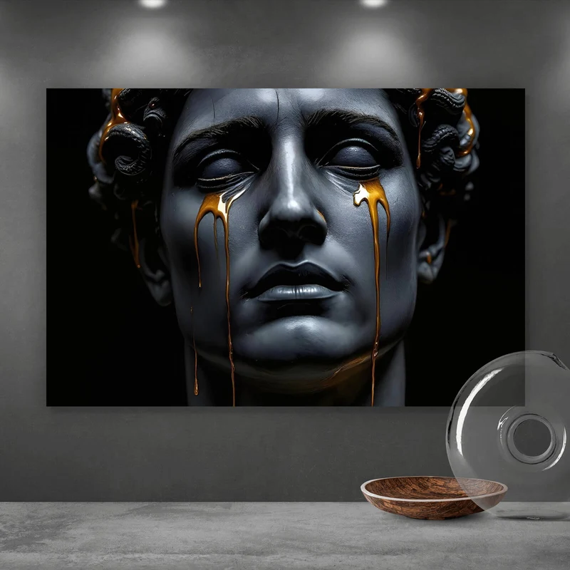 Aluminiumbild gebürstet Medusa Skulptur weinend mit goldener Verzierung Querformat