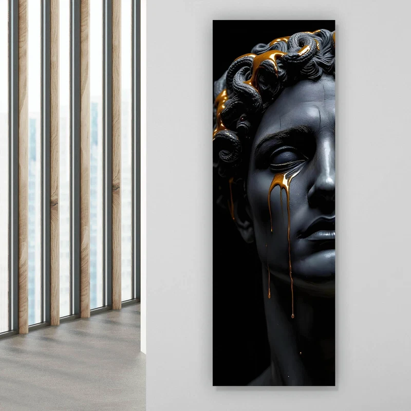 Aluminiumbild Medusa Skulptur weinend mit goldener Verzierung Panorama Hoch