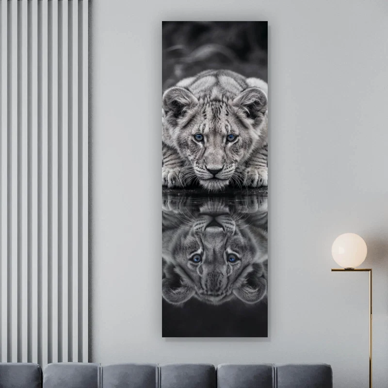 Aluminiumbild Eindrucksvolles Löwenjunges Spiegelbild Panorama Hoch