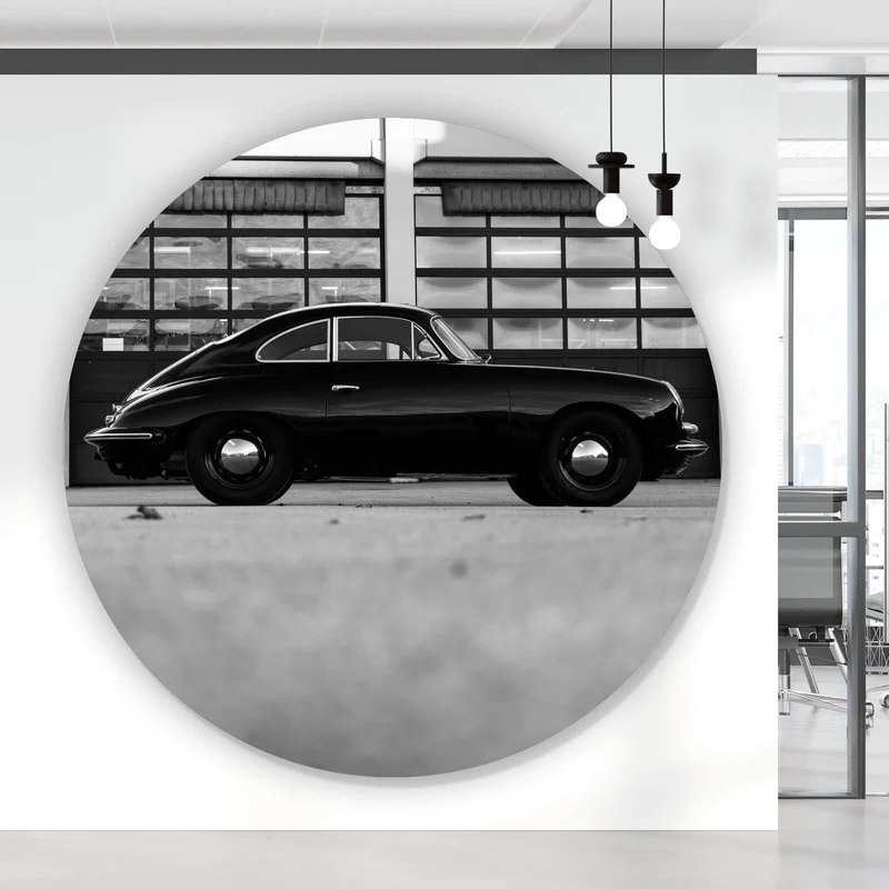Aluminiumbild gebürstet Klassisches Auto vor Werkstattgebäude Kreis