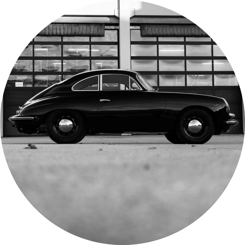 Aluminiumbild Klassisches Auto vor Werkstattgebäude Kreis