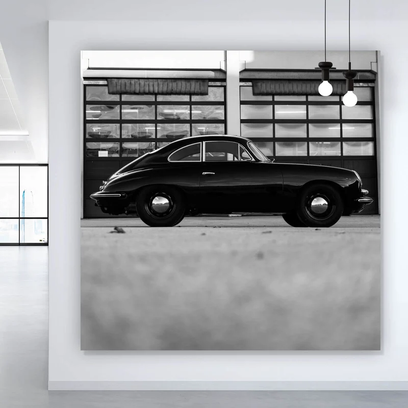 Spannrahmenbild Klassisches Auto vor Werkstattgebäude Quadrat