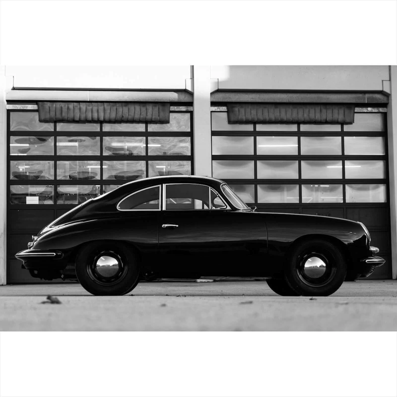 Aluminiumbild Klassisches Auto vor Werkstattgebäude Querformat