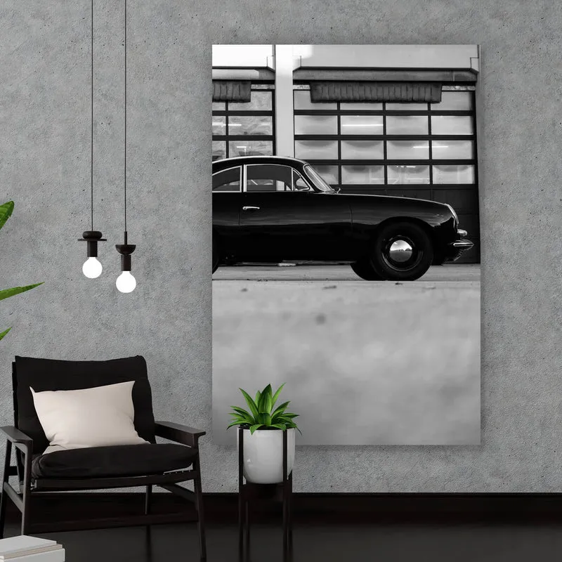 Aluminiumbild gebürstet Klassisches Auto vor Werkstattgebäude Hochformat