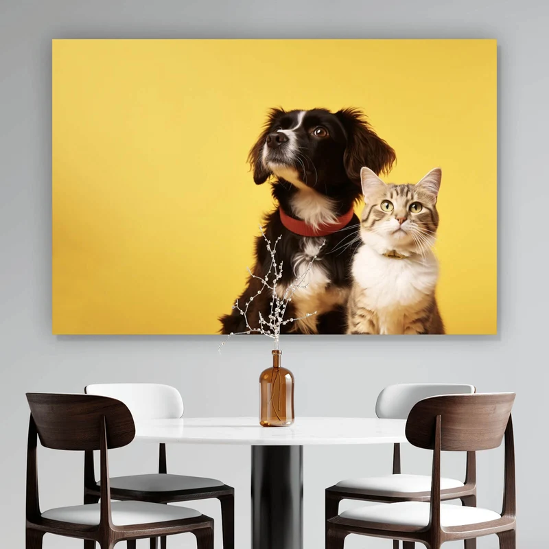 Poster Hund und Katze vor gelbem Hintergrund Querformat