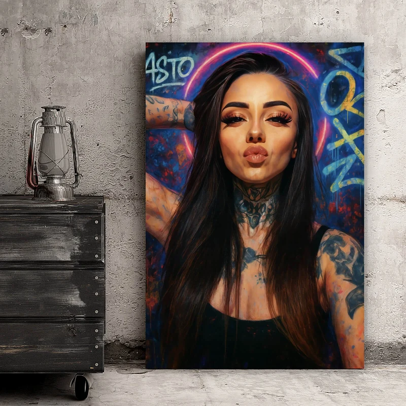 Spannrahmenbild Katjahlix mit Tattoos und Neon posiert selbstbewusst Hochformat