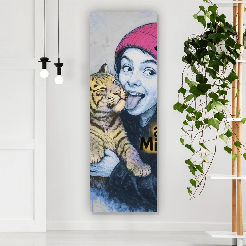 Aluminiumbild gebürstet Jugendliches Mädchen mit einem Tigerjungen Street Art Panorama Hoch