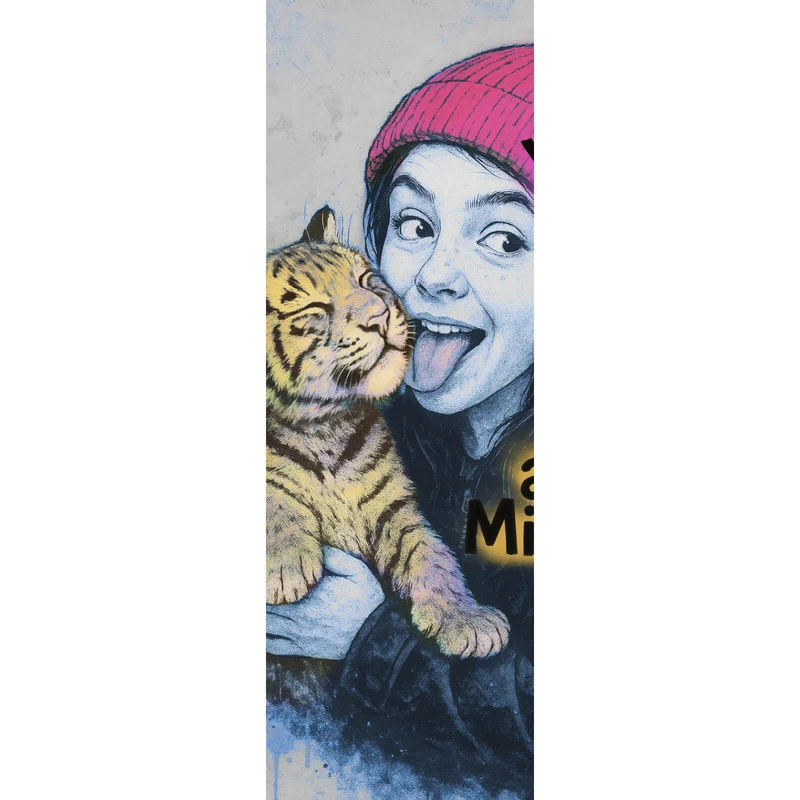 Aluminiumbild gebürstet Jugendliches Mädchen mit einem Tigerjungen Street Art Panorama Hoch