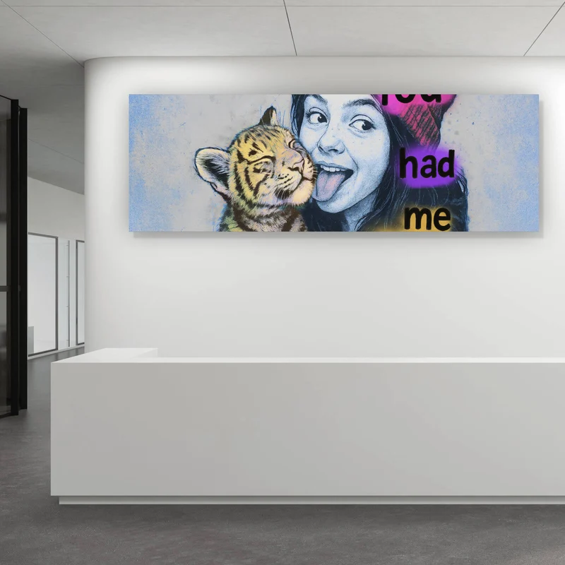 Aluminiumbild gebürstet Jugendliches Mädchen mit einem Tigerjungen Street Art Panorama