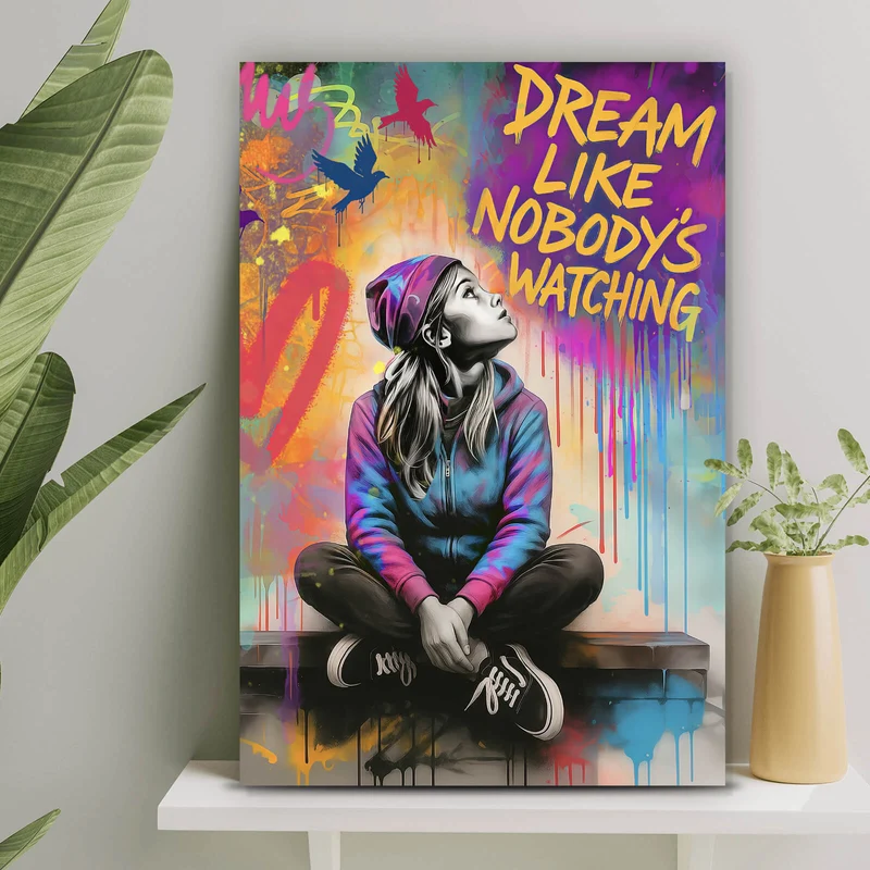 Poster Junge Frau vor Graffiti Hintergrund Hochformat