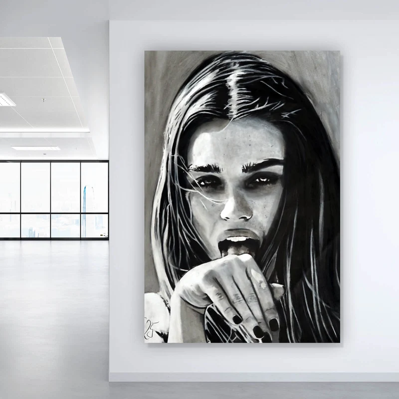 Aluminiumbild Freche abstrakte Frau in Schwarz Weiß Hochformat