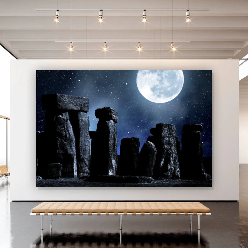 Aluminiumbild Mystische Steinformation unter leuchtendem Vollmond Querformat