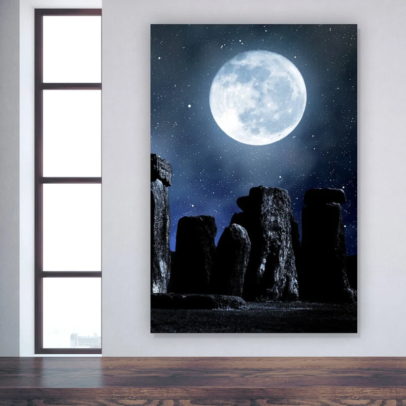 Spannrahmenbild Mystische Steinformation unter leuchtendem Vollmond Hochformat
