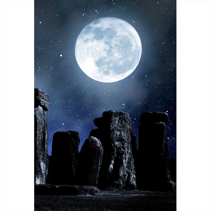 Acrylglasbild Mystische Steinformation unter leuchtendem Vollmond Hochformat