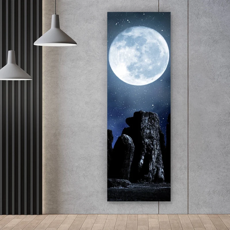 Aluminiumbild Mystische Steinformation unter leuchtendem Vollmond Panorama Hoch