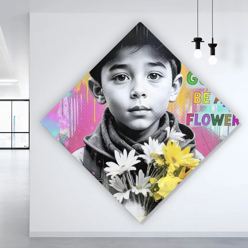 Aluminiumbild Junge mit Blumen vor buntem Hintergrund Raute