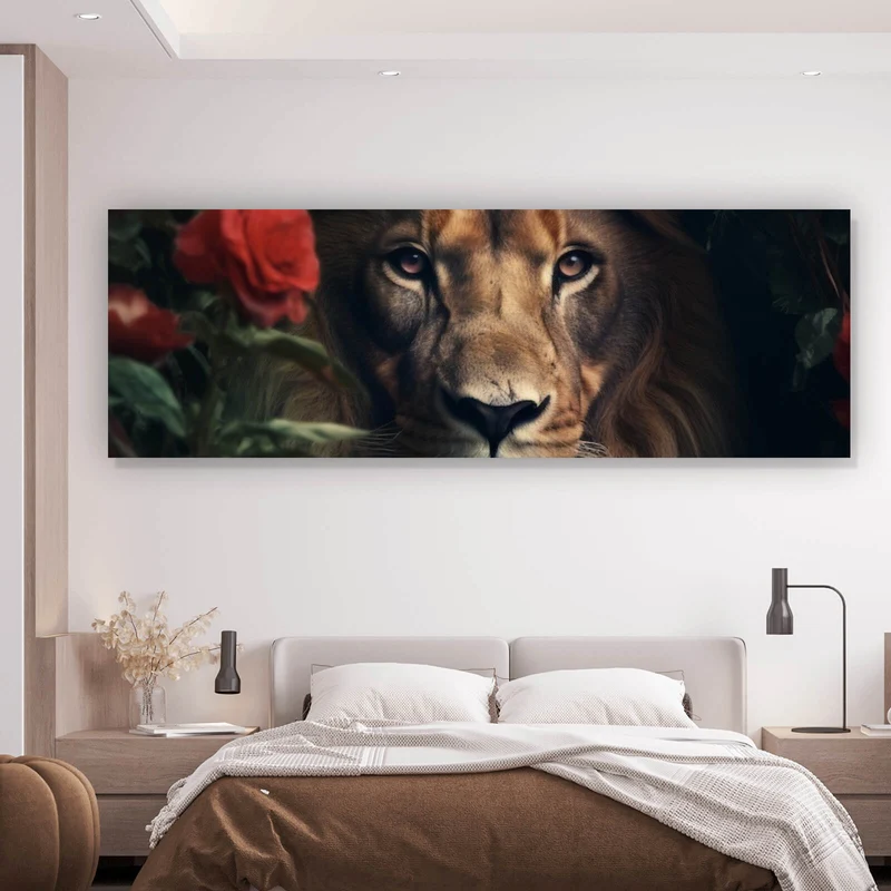 Spannrahmenbild Majestätischer Löwe zwischen roten Rosen versteckt Panorama