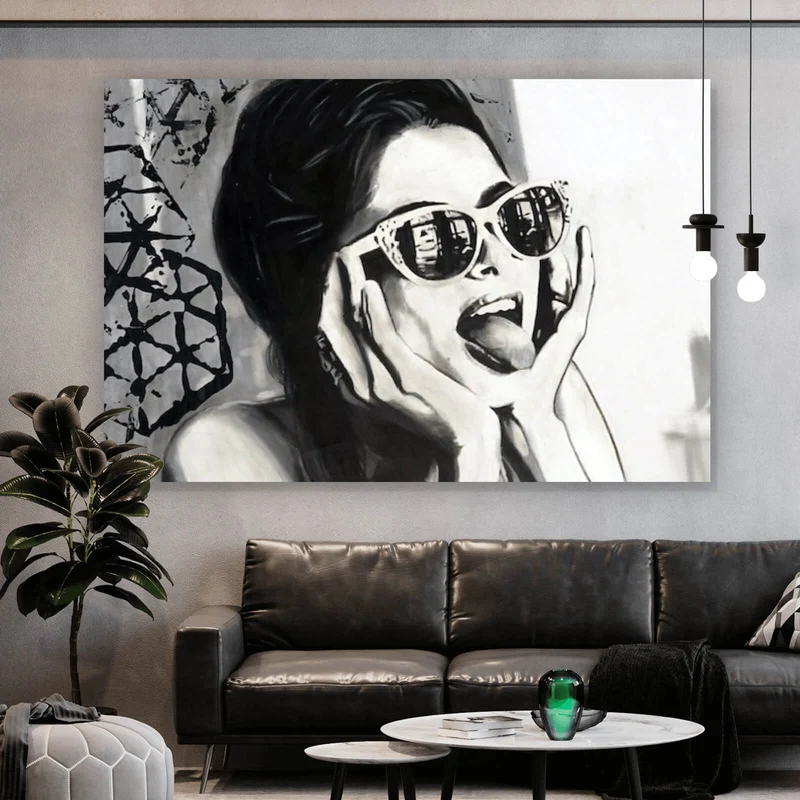 Aluminiumbild gebürstet Frau mit Sonnenbrille und frechem Gesichtsausdruck Querformat