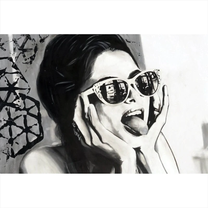 Aluminiumbild gebürstet Frau mit Sonnenbrille und frechem Gesichtsausdruck Querformat