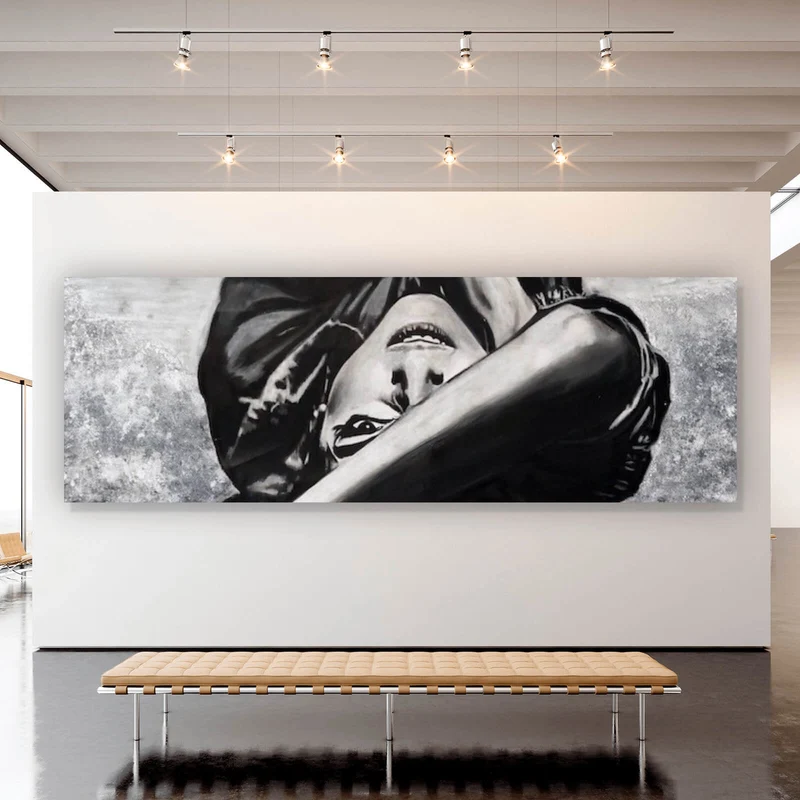 Poster Porträt einer liegenden Frau auf der Straße Panorama