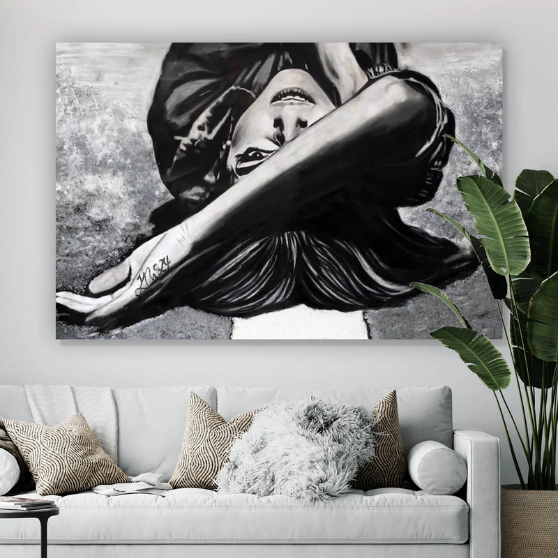 Acrylglasbild Porträt einer liegenden Frau auf der Straße Querformat