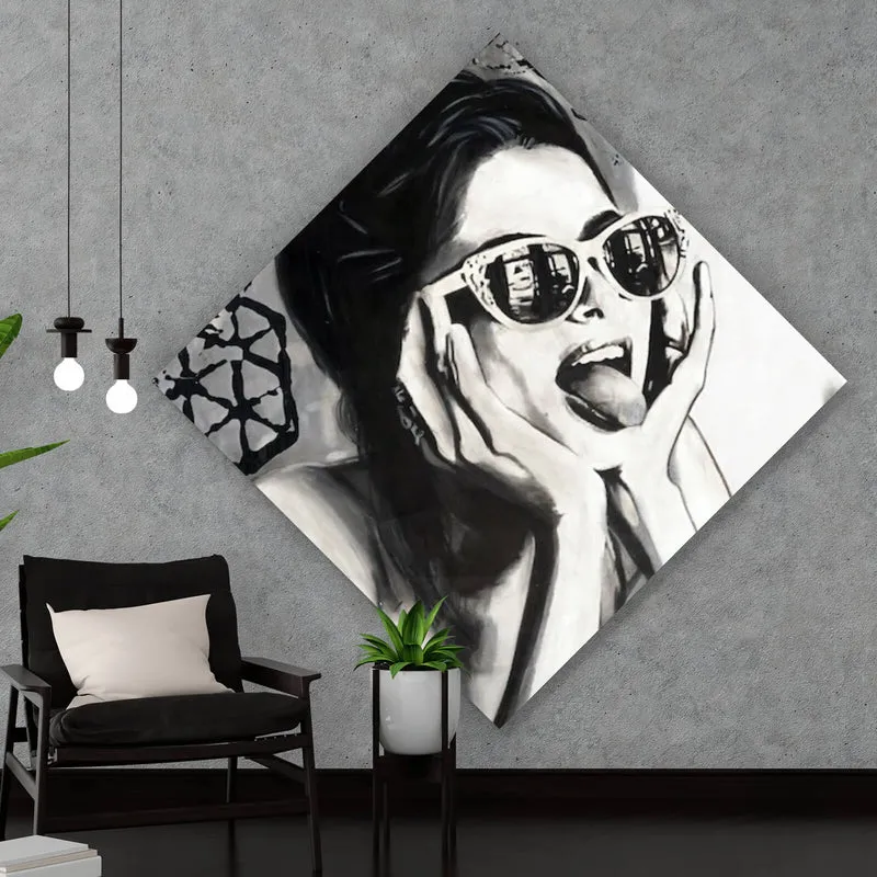 Aluminiumbild gebürstet Frau mit Sonnenbrille und frechem Gesichtsausdruck Raute