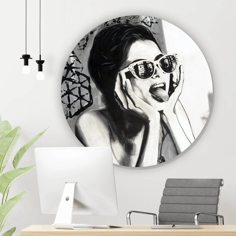 Aluminiumbild gebürstet Frau mit Sonnenbrille und frechem Gesichtsausdruck Kreis