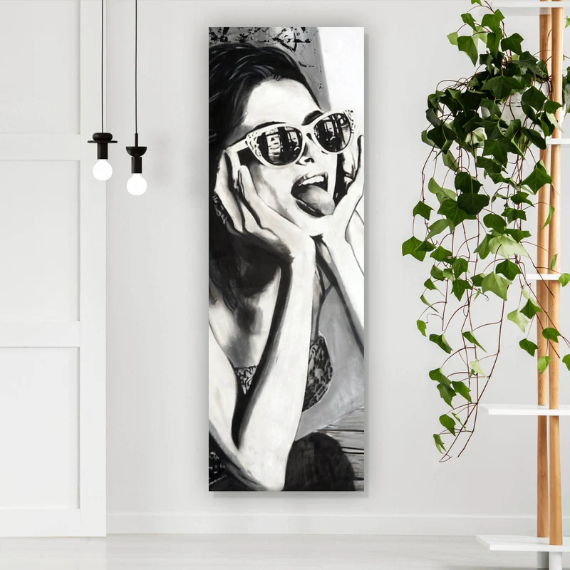 Spannrahmenbild Frau mit Sonnenbrille und frechem Gesichtsausdruck Panorama Hoch