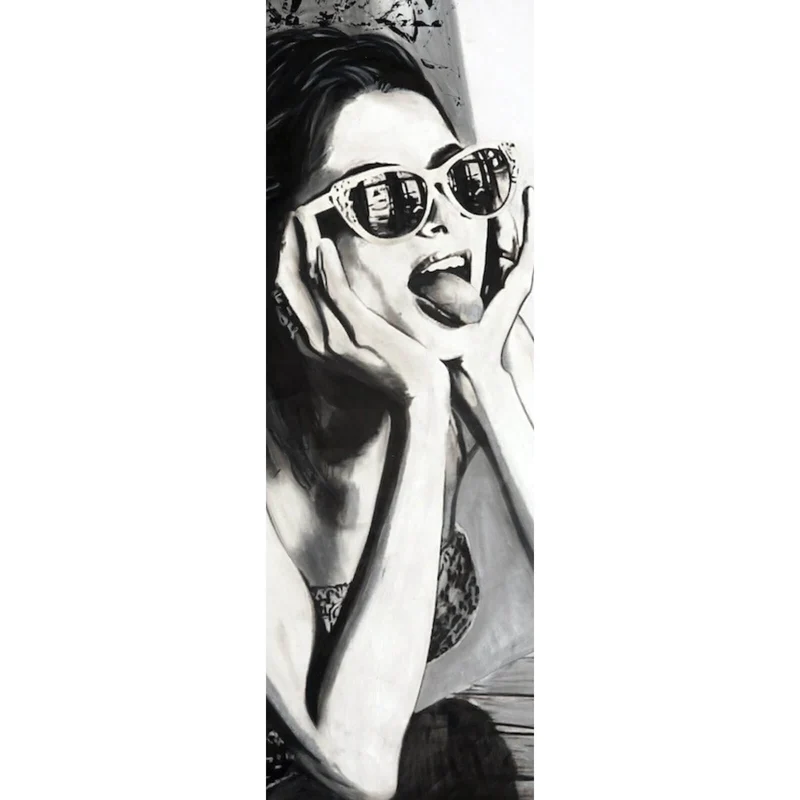 Leinwandbild Frau mit Sonnenbrille und frechem Gesichtsausdruck Panorama Hoch