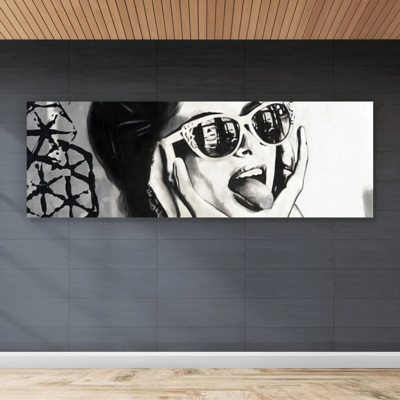 Aluminiumbild gebürstet Frau mit Sonnenbrille und frechem Gesichtsausdruck Panorama