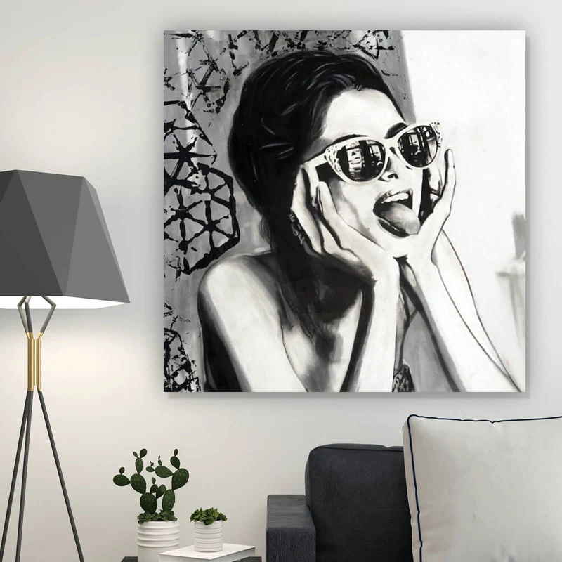 Acrylglasbild Frau mit Sonnenbrille und frechem Gesichtsausdruck Quadrat