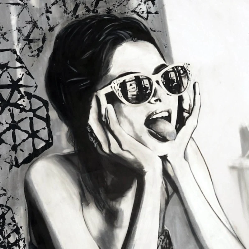Acrylglasbild Frau mit Sonnenbrille und frechem Gesichtsausdruck Quadrat
