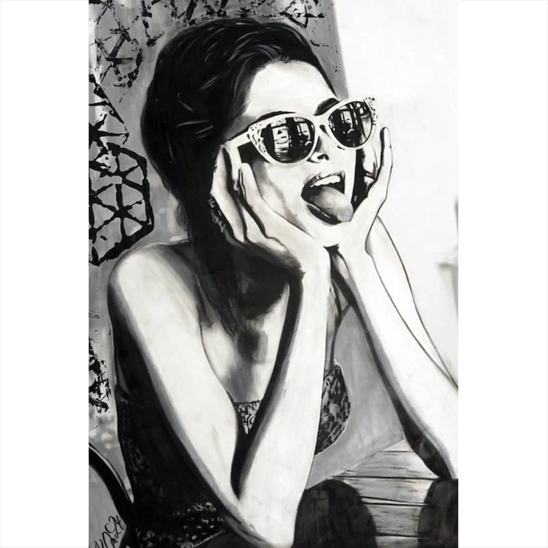 Spannrahmenbild Frau mit Sonnenbrille und frechem Gesichtsausdruck Hochformat