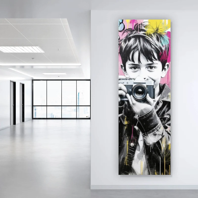 Spannrahmenbild Junge mit Kamera und bunte Graffiti Wand Panorama Hoch