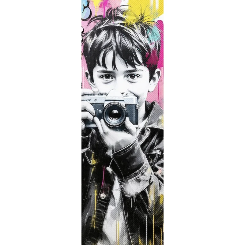 Aluminiumbild Junge mit Kamera und bunte Graffiti Wand Panorama Hoch