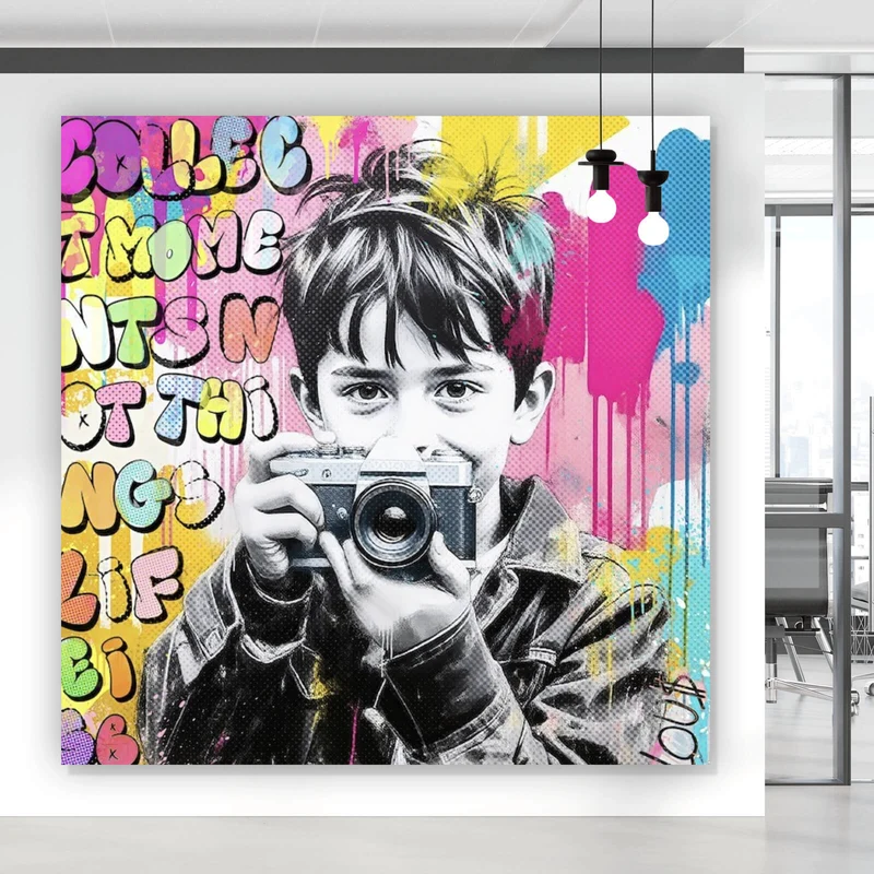 Spannrahmenbild Junge mit Kamera und bunte Graffiti Wand Quadrat