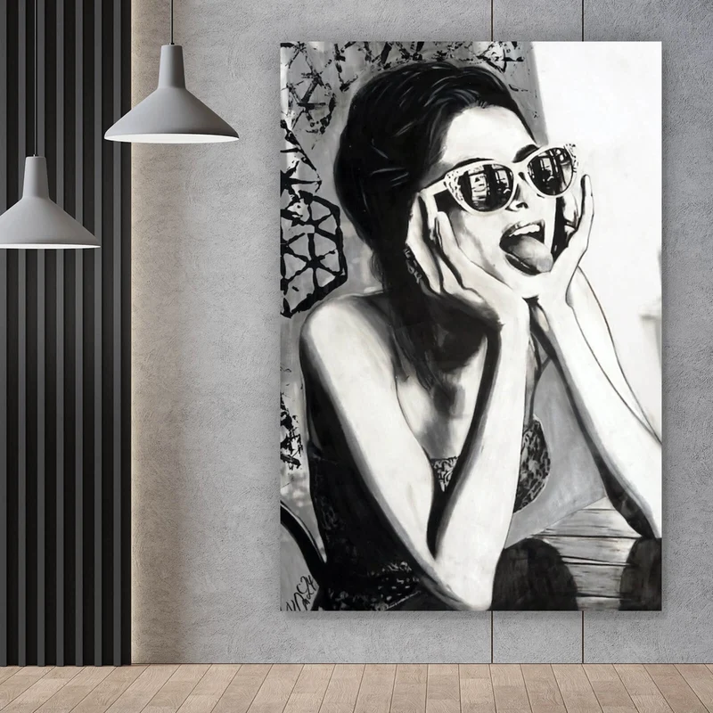 Aluminiumbild Frau mit Sonnenbrille und frechem Gesichtsausdruck Hochformat