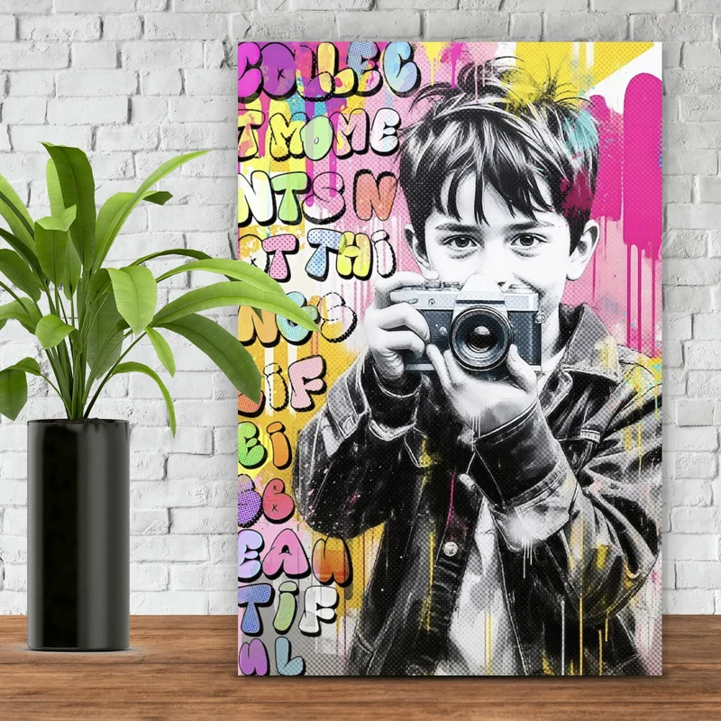 Aluminiumbild Junge mit Kamera und bunte Graffiti Wand Hochformat
