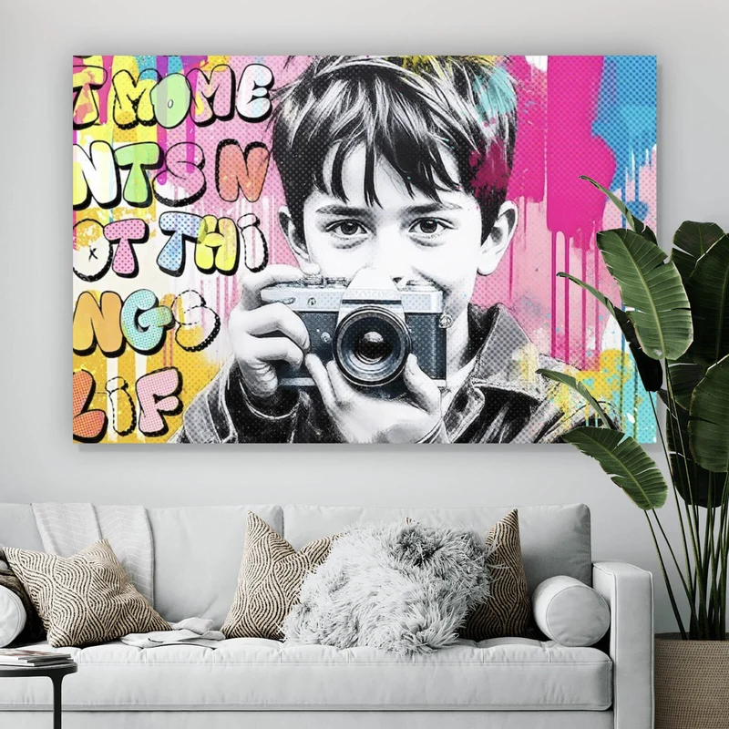 Spannrahmenbild Junge mit Kamera und bunte Graffiti Wand Querformat