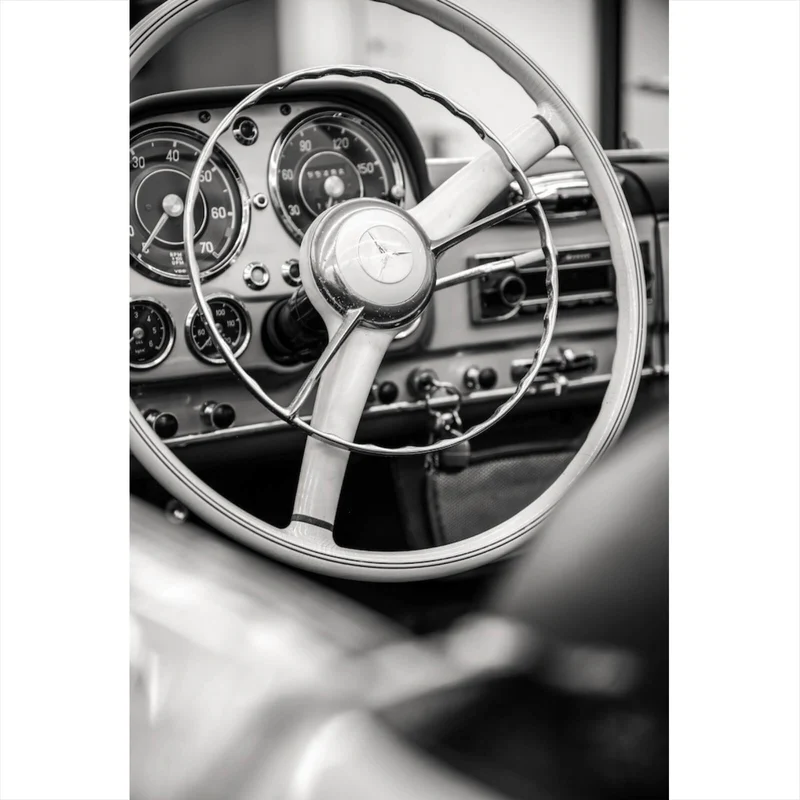Aluminiumbild gebürstet Klassisches Lenkrad und Armaturenbrett eines Oldtimers Hochformat