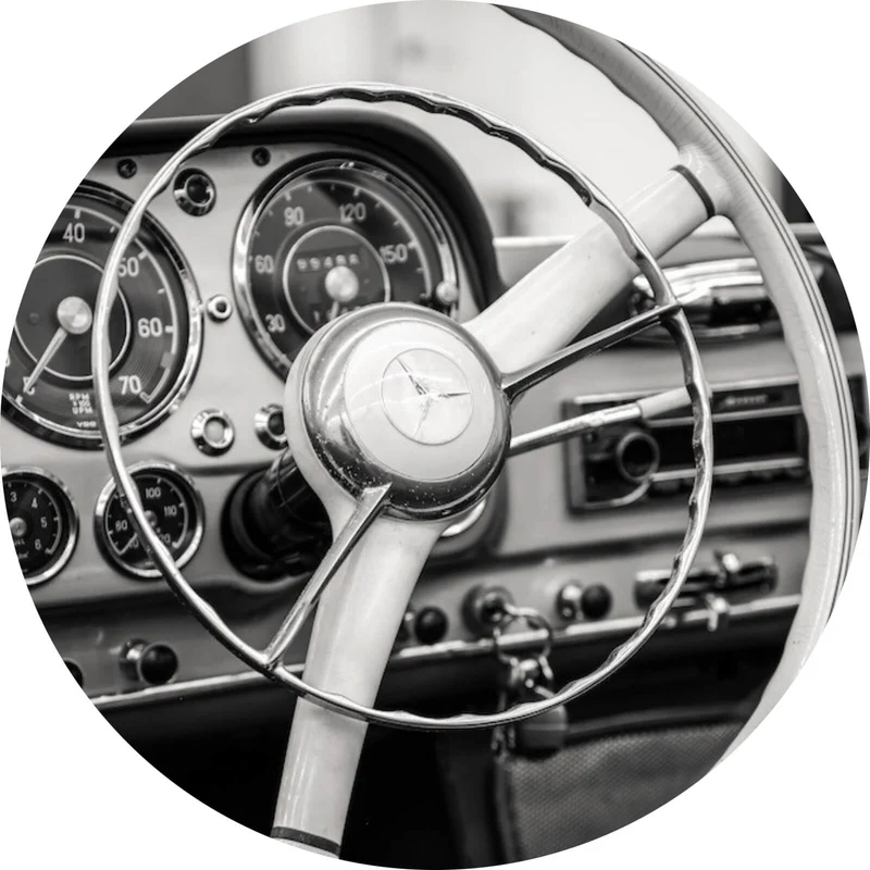 Aluminiumbild gebürstet Klassisches Lenkrad und Armaturenbrett eines Oldtimers Kreis