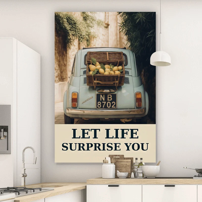 Acrylglasbild Vintage Auto in malerischer Gasse Hochformat