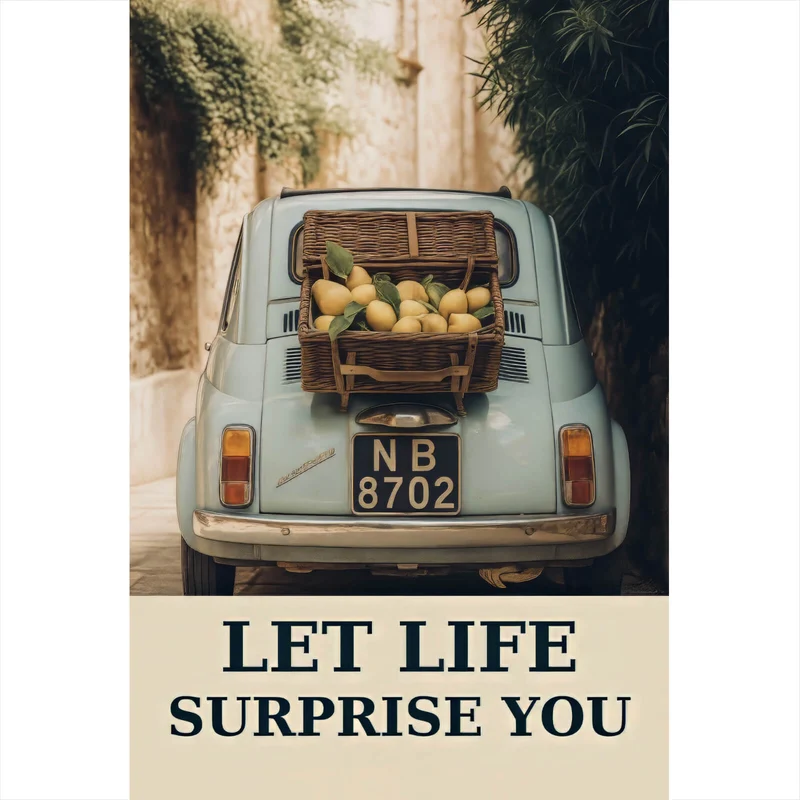 Poster Vintage Auto in malerischer Gasse Hochformat