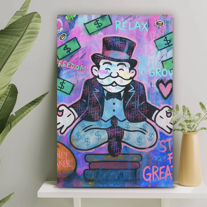 Spannrahmenbild Meditierende Spielfigur mit Geld und motivierenden Sprüchen Hochformat