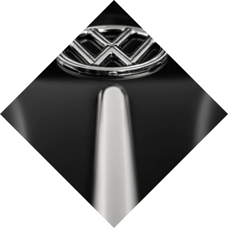 Leinwandbild Glänzendes Emblem auf schwarzem Autolack Raute