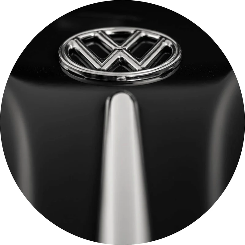 Aluminiumbild Glänzendes Emblem auf schwarzem Autolack Kreis