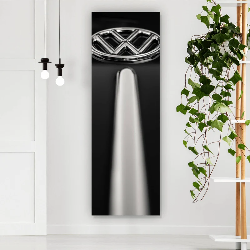 Spannrahmenbild Glänzendes Emblem auf schwarzem Autolack Panorama Hoch