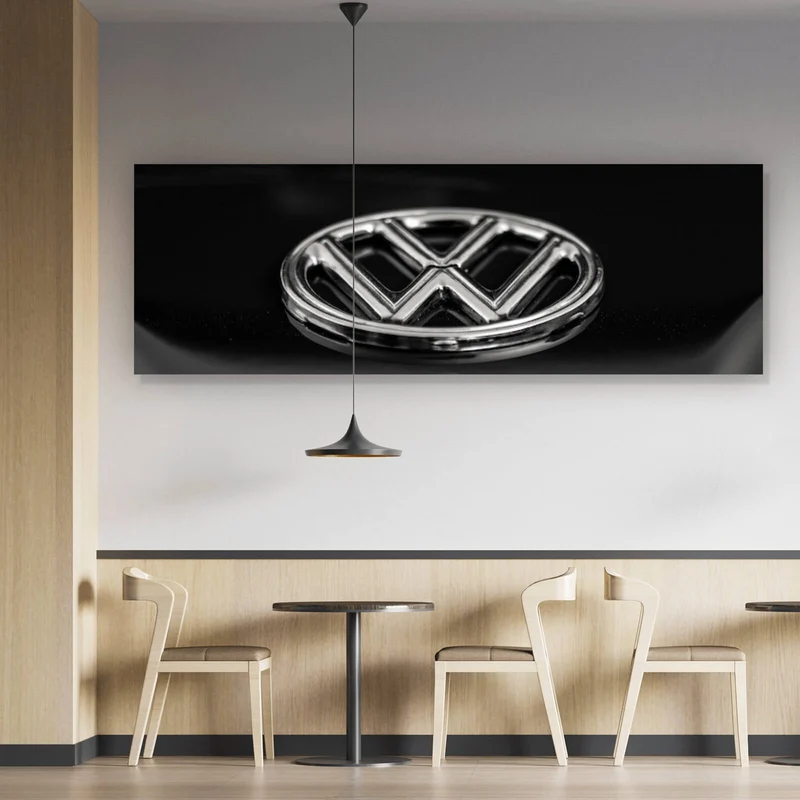 Aluminiumbild gebürstet Glänzendes Emblem auf schwarzem Autolack Panorama