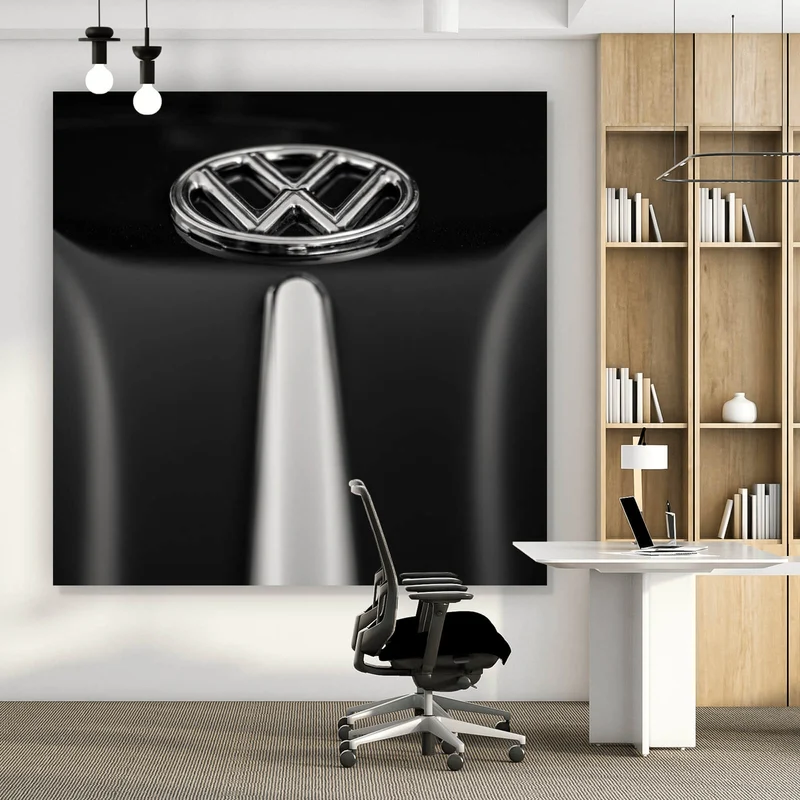 Aluminiumbild gebürstet Glänzendes Emblem auf schwarzem Autolack Quadrat