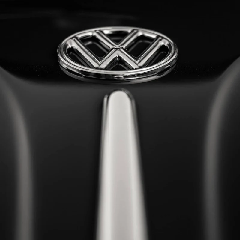 Leinwandbild Glänzendes Emblem auf schwarzem Autolack Quadrat